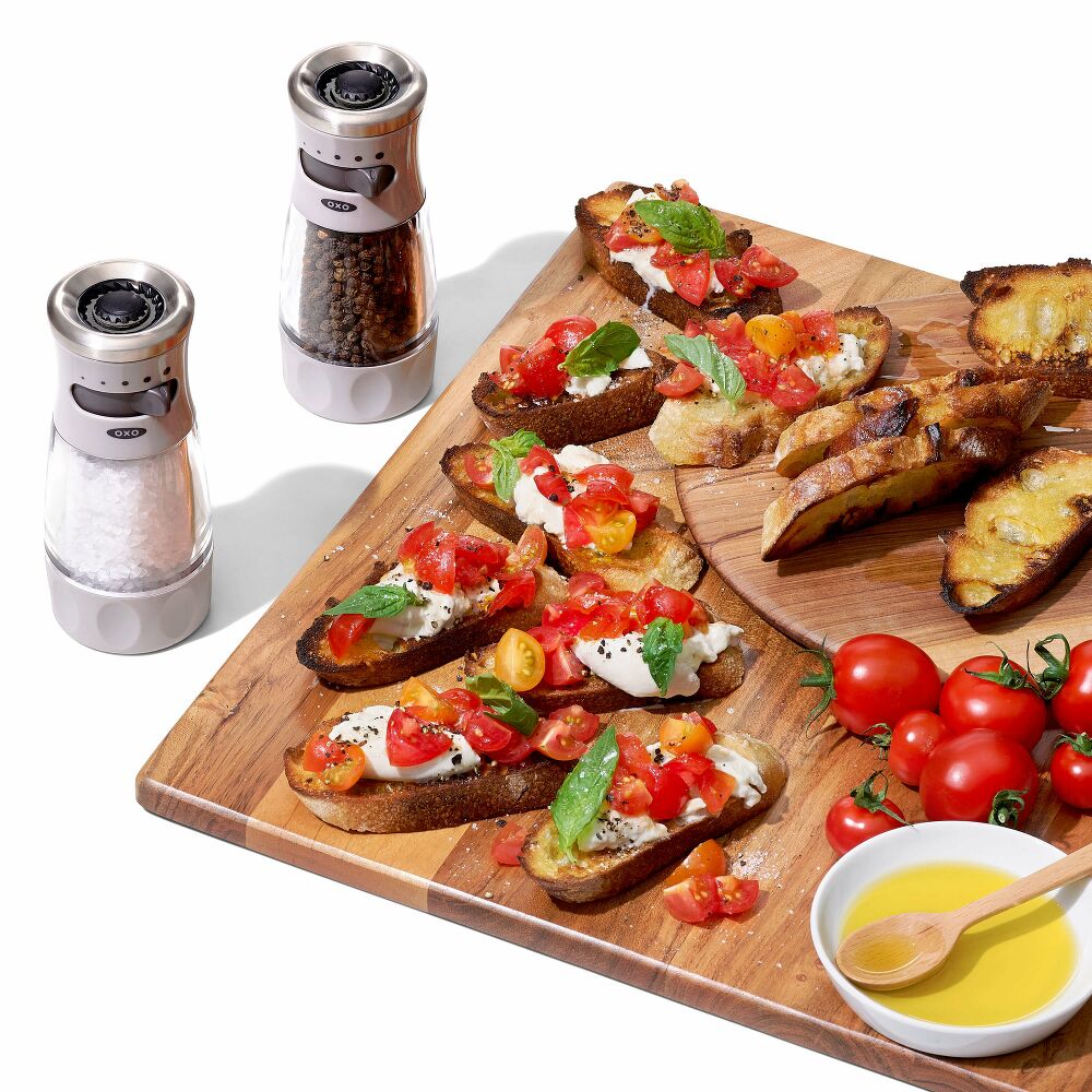 Contoured Mess-Free Salt Grinder S7