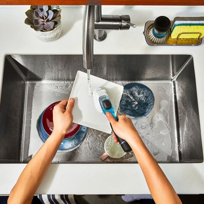 Soap Dispensing Dish Brush I6